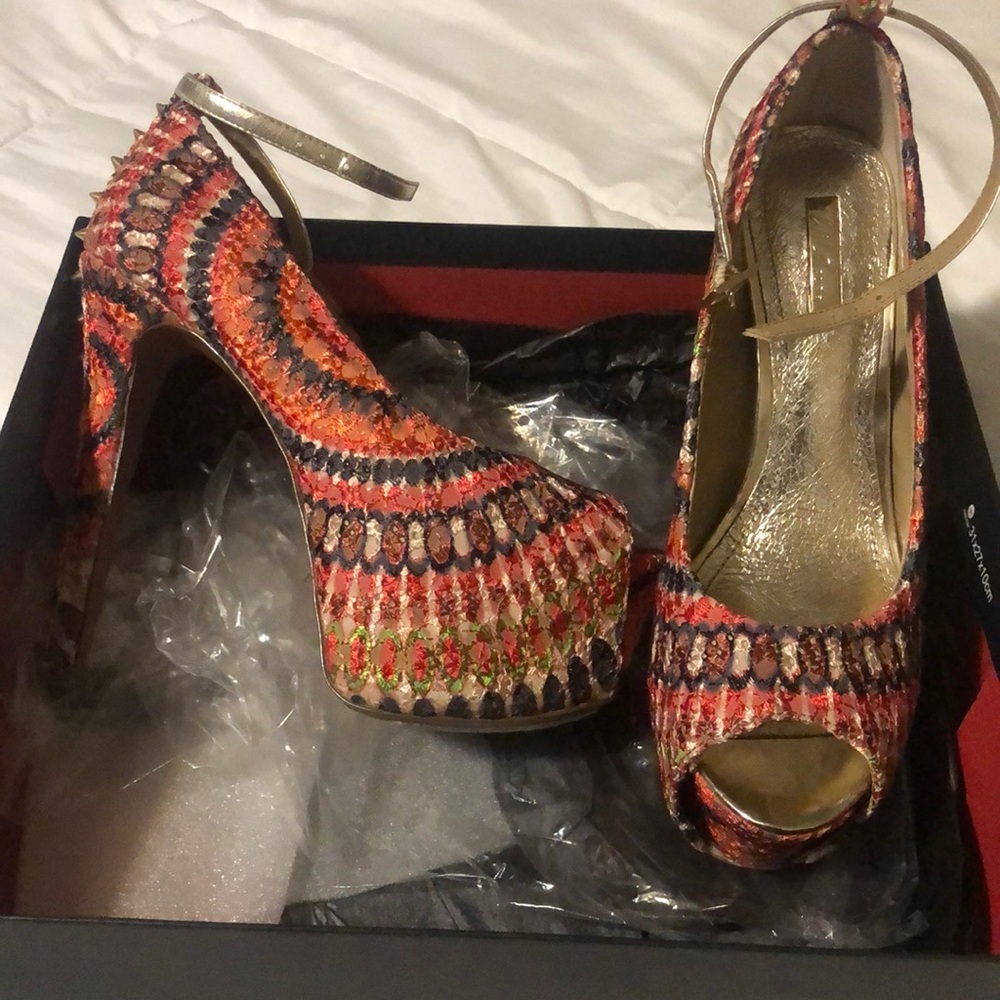 Multicolored heel with platform. Gold spikes down the back of the heel.